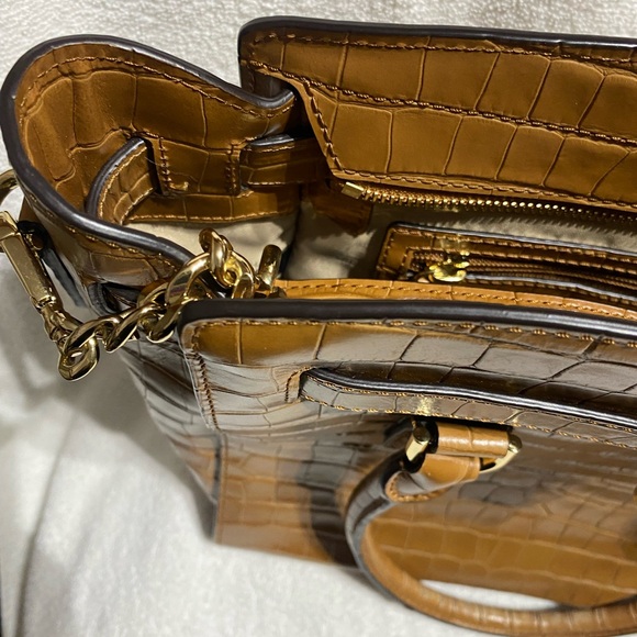 Micheal Kors Hamilton Camel Crossbody Just like new barely used good Condition. - Picture 7 of 11